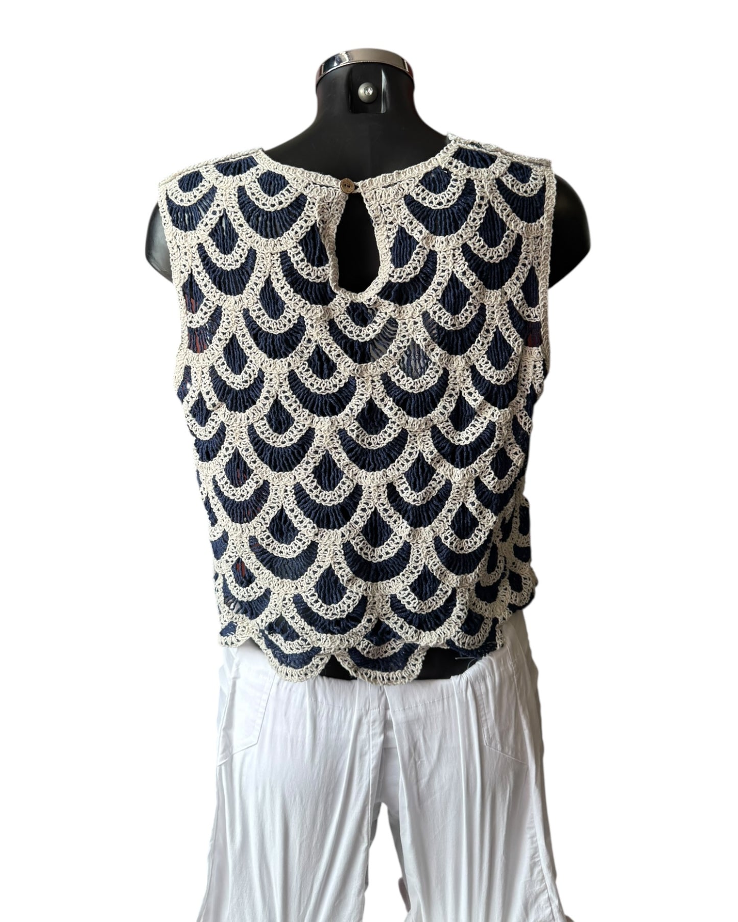 Pamela crochet scalloped sleeveless top - Black/cream