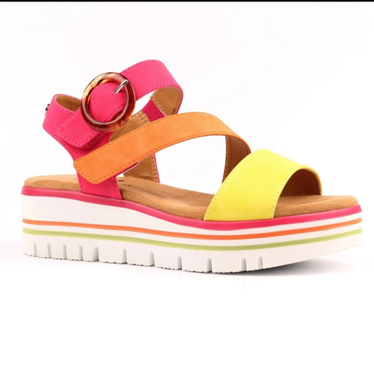 Lunar Issy fuschia flatform sandals