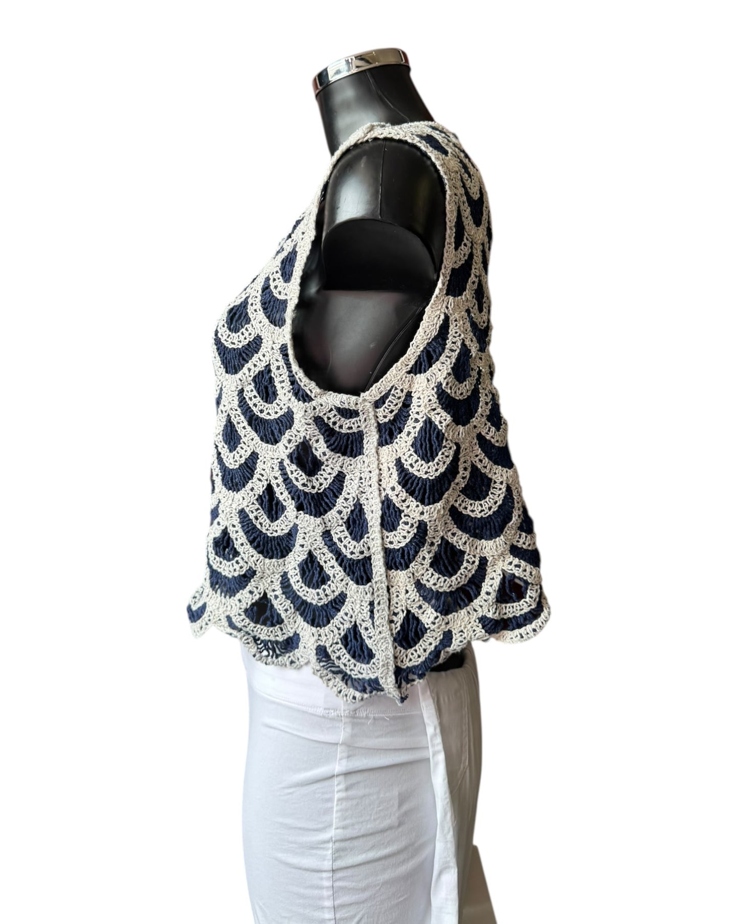 Pamela crochet scalloped sleeveless top - Black/cream