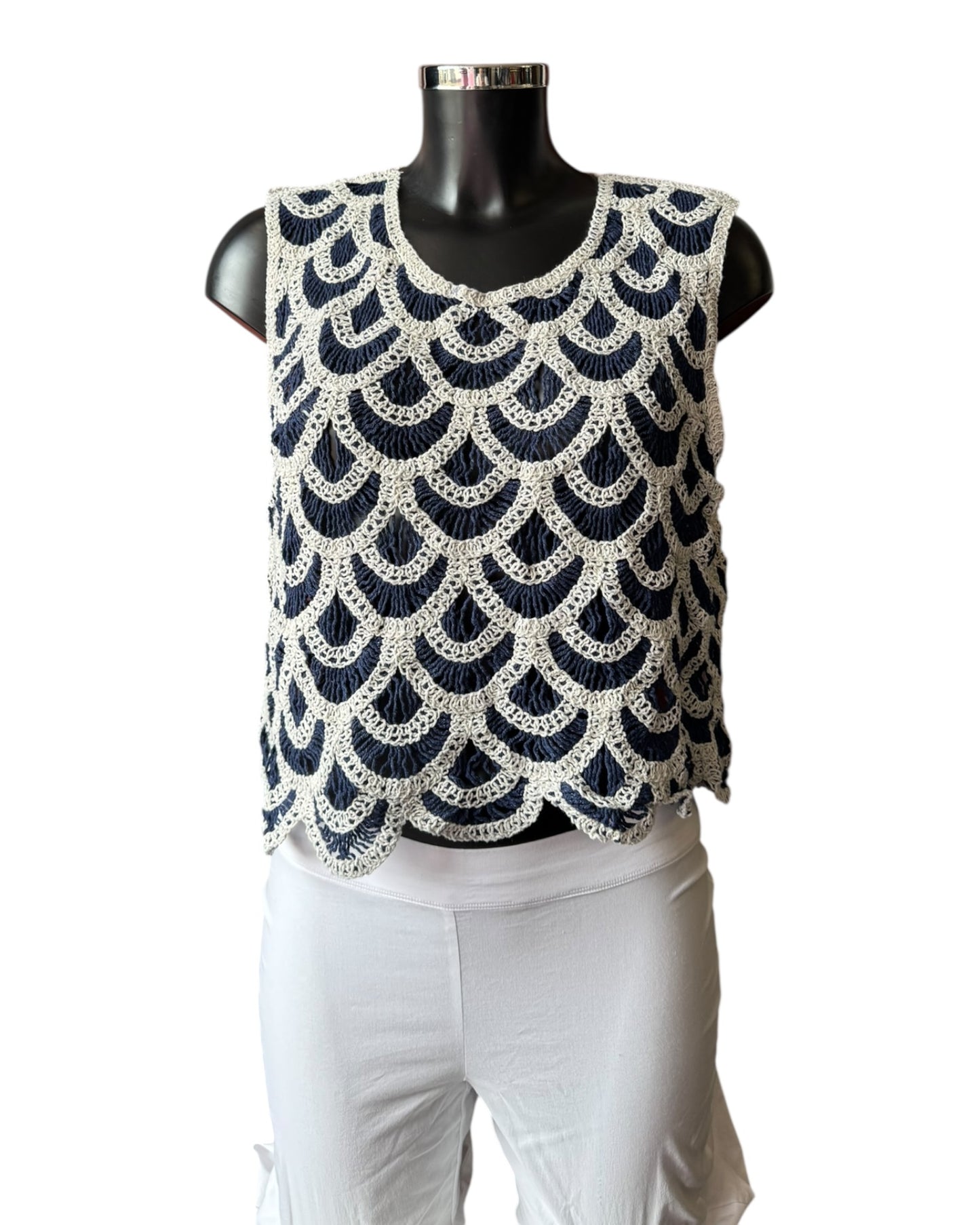Pamela crochet scalloped sleeveless top - Black/cream
