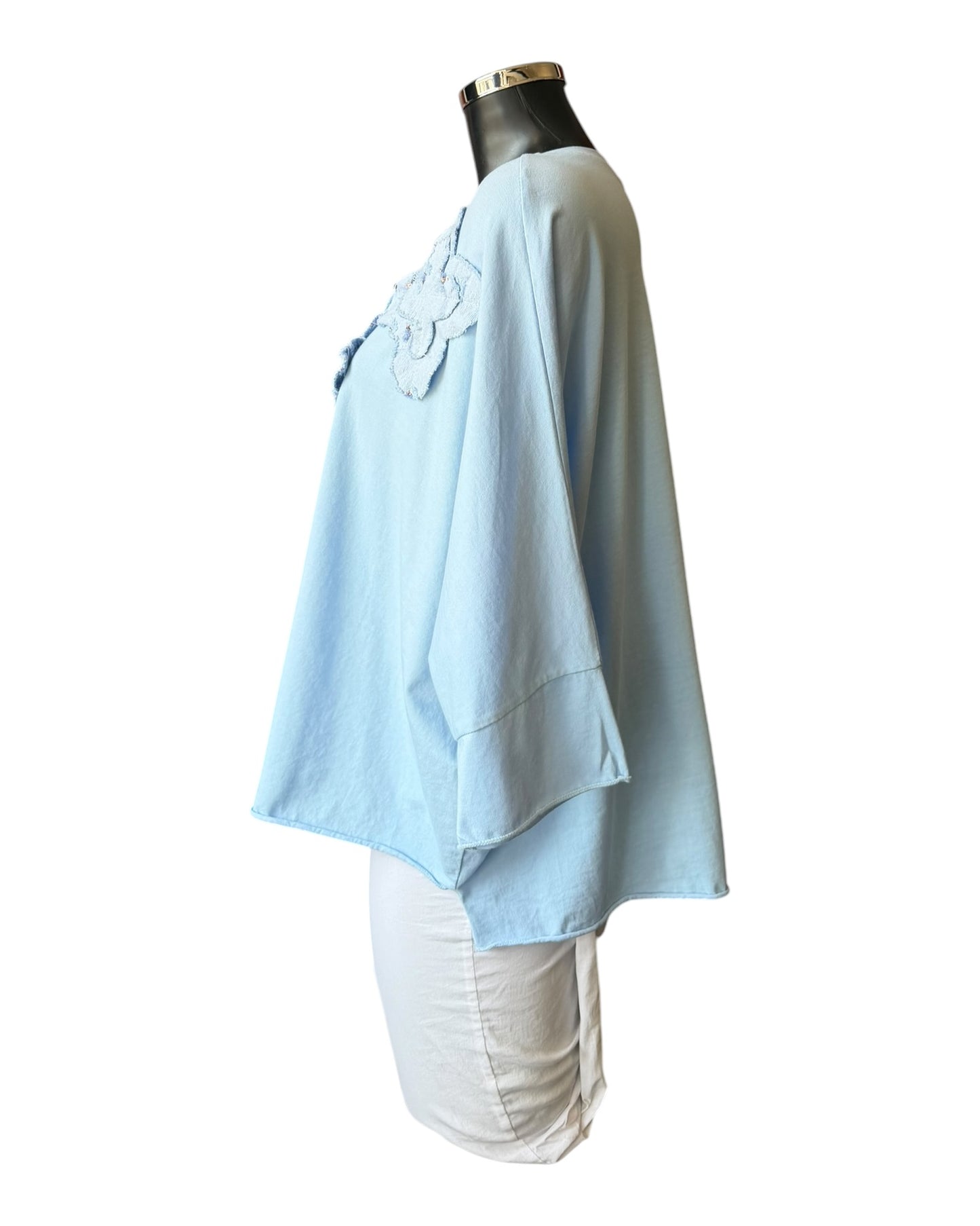 Alexis applique flower batwing top - Blue